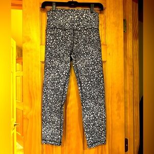 Lululemon Venture Floral Alpine White Black